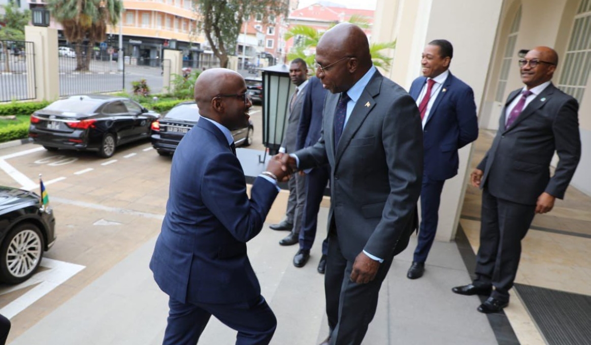 Angolan Minister of Foreign Affairs Téte António welcomes Rwanda&#039;s Foreign Affairs Minister Olivier Nduhungirehe on his arrival to the meeting in Luanda on Saturday, October 12. Courtesy