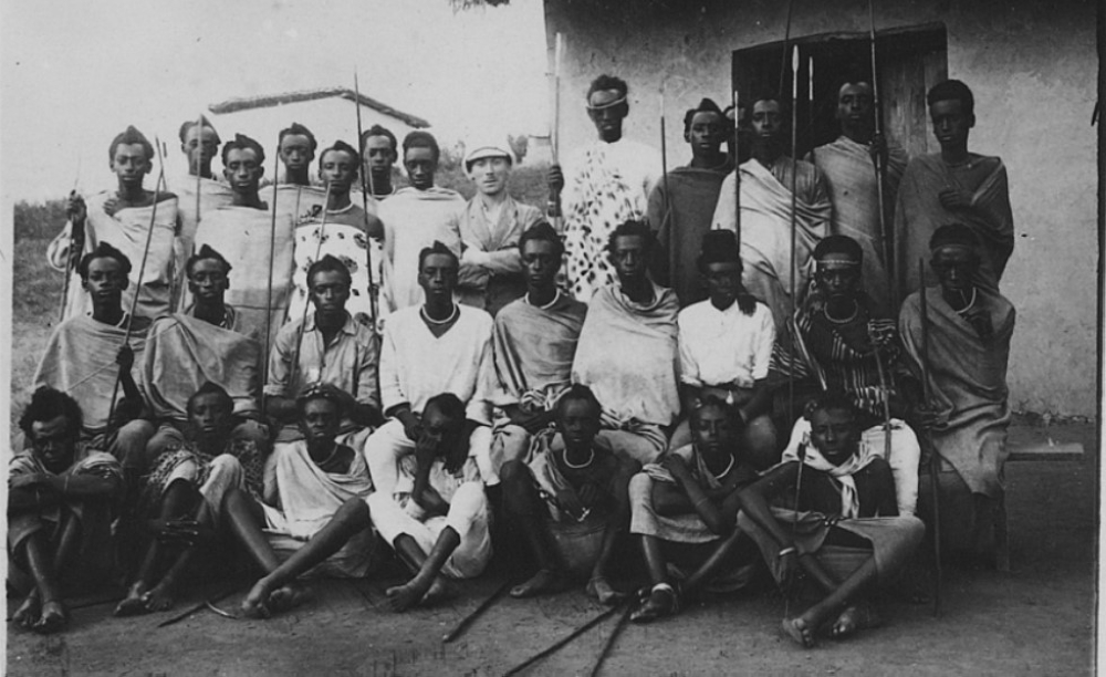 King Musinga poses for a picture with the Ecole des sous-chefs EP.0.0.1100, collection RMCA Tervuren; unidentified photographer, s.d. All rights reserved