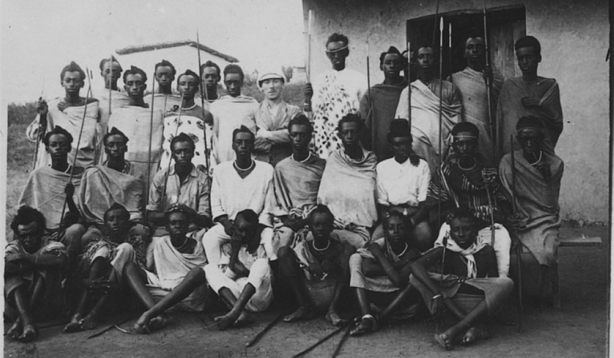 King Musinga poses for a picture with the Ecole des sous-chefs EP.0.0.1100, collection RMCA Tervuren; unidentified photographer, s.d. All rights reserved