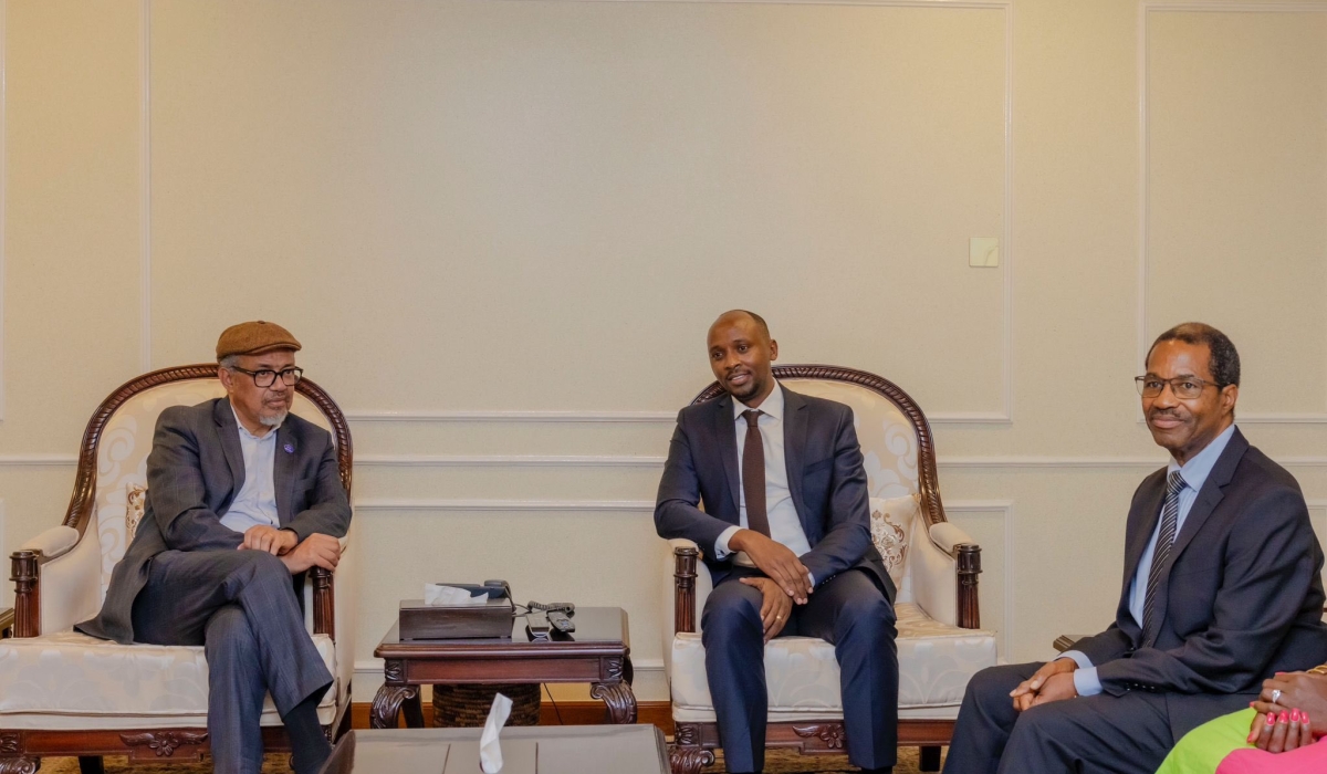 (L-R) WHO Director-General, Dr Tedros Adhanom Ghebreyesus meets with Minister of Health Dr Sabin Nsanzimana and WHO’s Country Representative to Rwanda, Dr. Brian Chirombo in Kigali. COURTESY