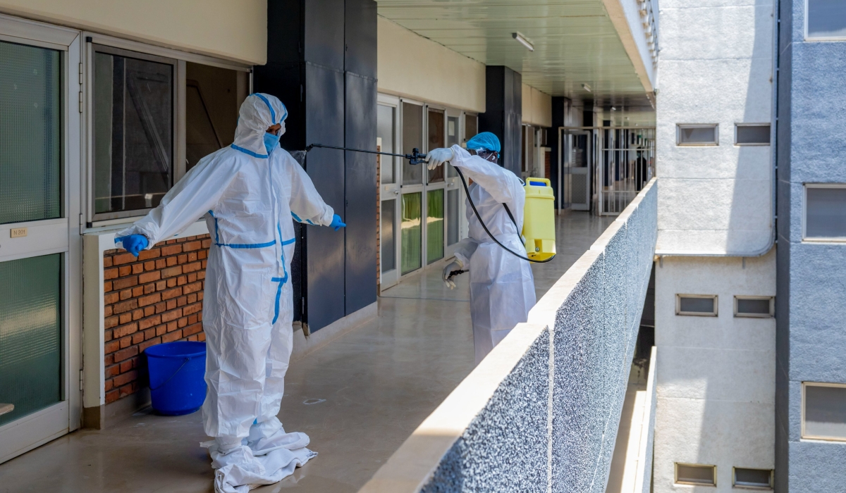 Medics in charge of helping Marburg patients at Kigali Hospital. According to the Ministry of health, only one Marburg patient under treatment.