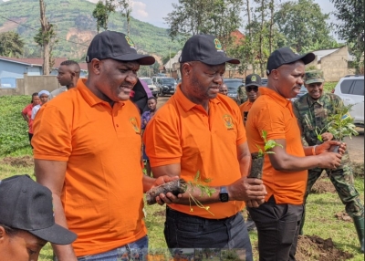 L-R: Governor of Western Province Lambert Dushimimana, UN Resident Coordinator Ozonnia Ojielo and Rubavu District Mayor Prosper Mulindwa took part in the community work on Saturday, October 26, in Rugerero Sector. All photos by Germain Nsanzimana