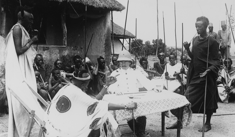 King Yuhi V Musinga gives an audience to two people with a disagreement, but with the supervision of a Belgian colonial administrator. EP.0.0.6127, collection MRAC Tervuren ; photo E. Gourdinne, 1918