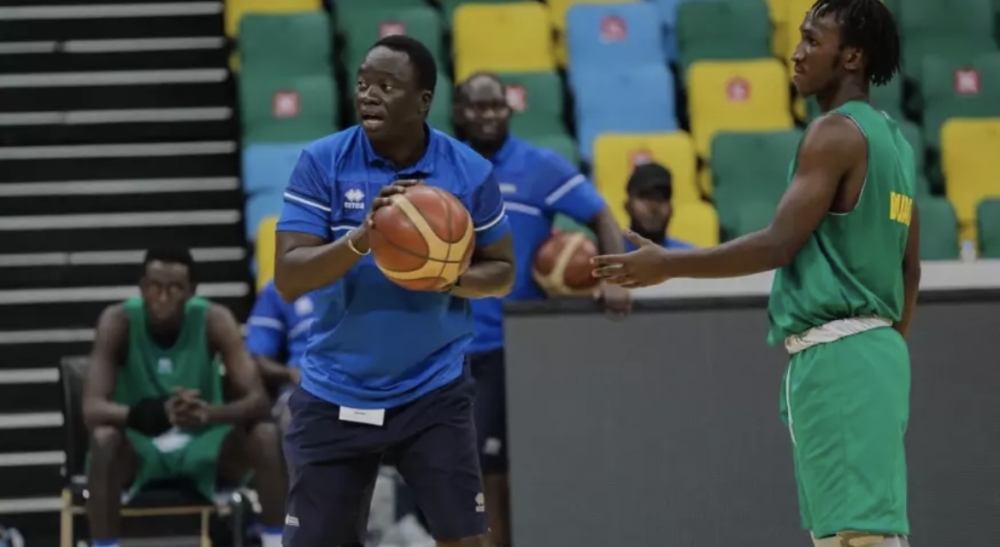 Cheikh Sarr, the national basketball team head coach during a past training session.