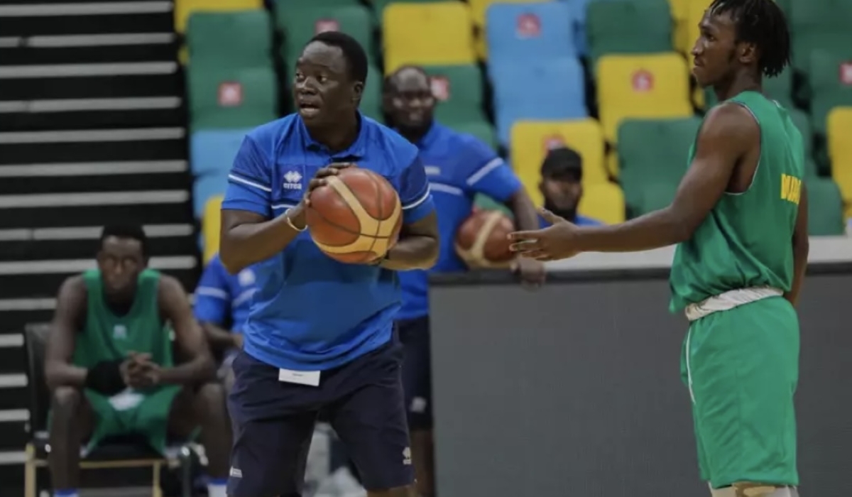 Cheikh Sarr, the national basketball team head coach during a past training session.