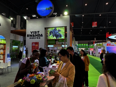 A Rwandan exhibitor (Left) presents some of the country&#039;s products to a Chinese individual during a previous CIIE event. Courtesy