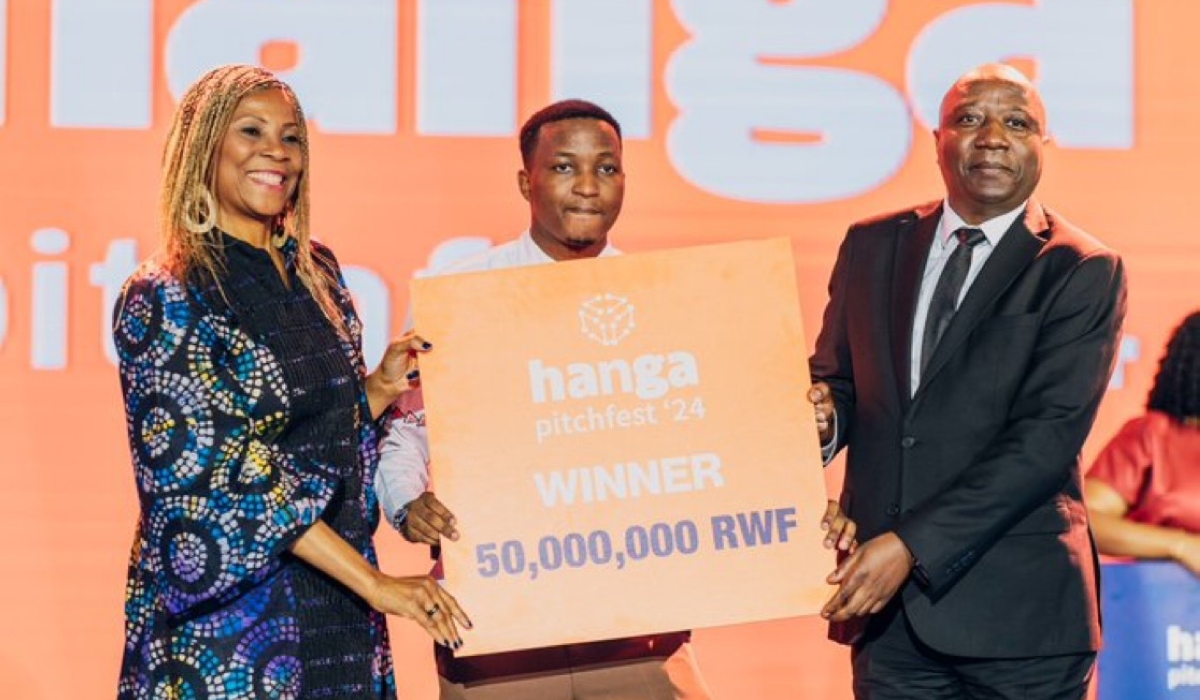 Cedric Mupenzi, founder of Sinc Today, received the grand prize in Hanga PitchFest 2024 from Prime Minister Edouard Ngirente and Ahunna Eziakonwa, the Director of the United Nation Development Programme’s (UNDP) Regional Bureau for Africa.