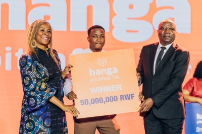 Cedric Mupenzi, founder of Sinc Today, received the grand prize in Hanga PitchFest 2024 from Prime Minister Edouard Ngirente and Ahunna Eziakonwa, the Director of the United Nation Development Programme’s (UNDP) Regional Bureau for Africa.