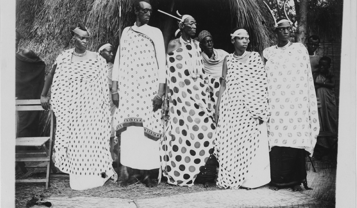 Rudahigwa&#039;s father, King Musinga with his Queen Mother, Kanjogera on his left, and his wives. Rudahigwa&#039;s mother, Radegonde Nyiramavugo Kankazi