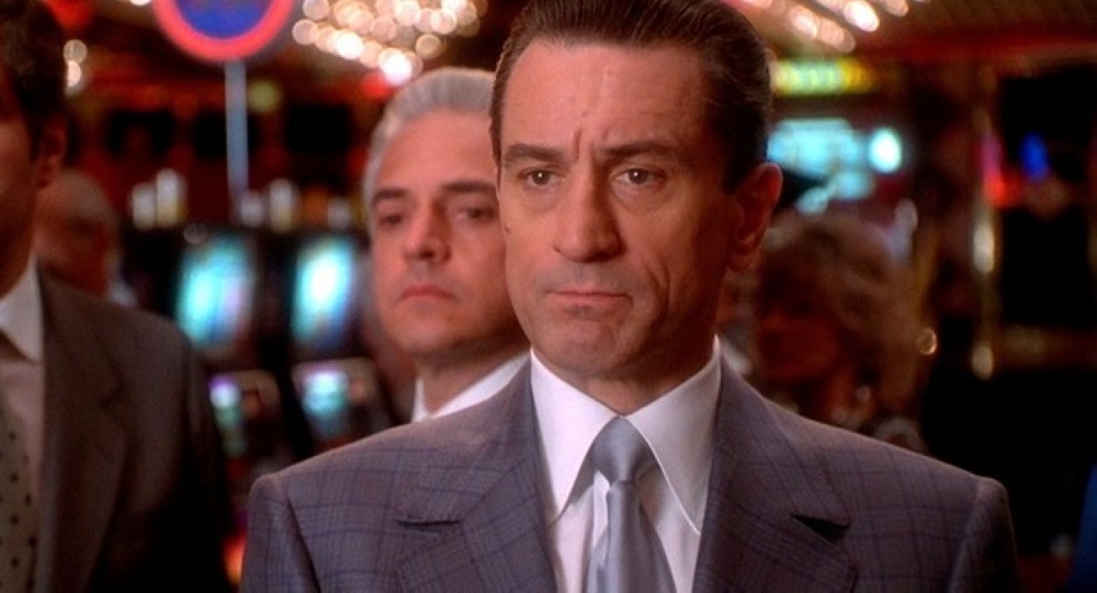 Casino 1995, the movie tells the story of Sam Ace (Robert De Niro), a talented gambler chosen by the Chicago Mafia to manage a Casino in Las Vegas.