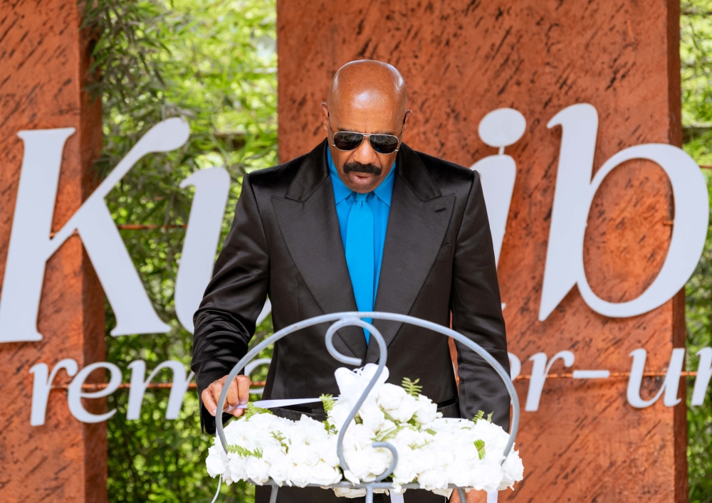 The American comedian and TV host Steve Harvey lays a wreath during his visit at Kigali Genocide Memorial on November 20. Courtesy