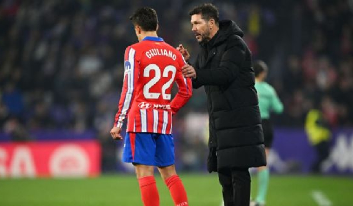 Could manager Diego Simeone (right) and his son Giuliano (left) help Atlético Madrid to the LaLiga title this season? (Photo by Octavio Passos/Getty Images)