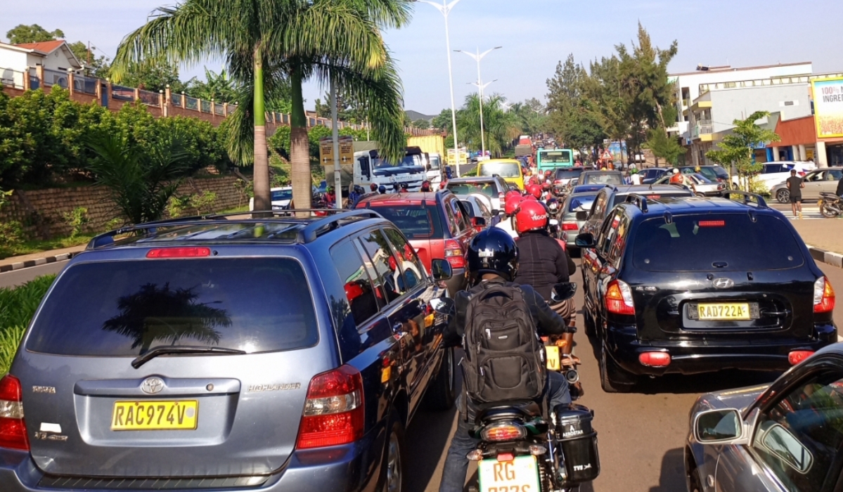 A very congested street during morning hours at Cyamitsingi in Remera in Kigali. Photo by Dan Gatsinzi