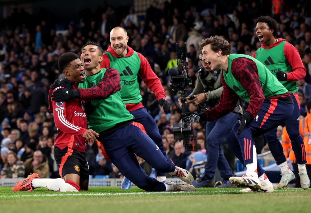 Man United bench joins Amad Diallo in celebration after scoring the winner in Sunday&#039;s 2-1 turnaround win against Manchester City at Etihad Syadium-Courtesy