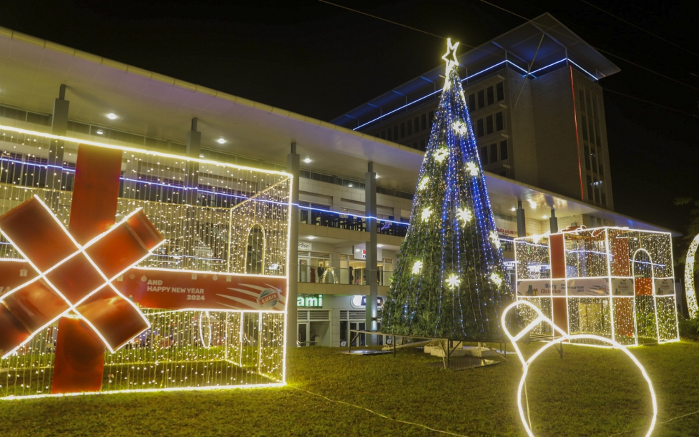 Colourful Christmas and New Year decoration lights have taken over Kigali streets, roundabouts and other public spaces as the city prepares for end-of-year and New Year’s celebrations. Craish Bahizi