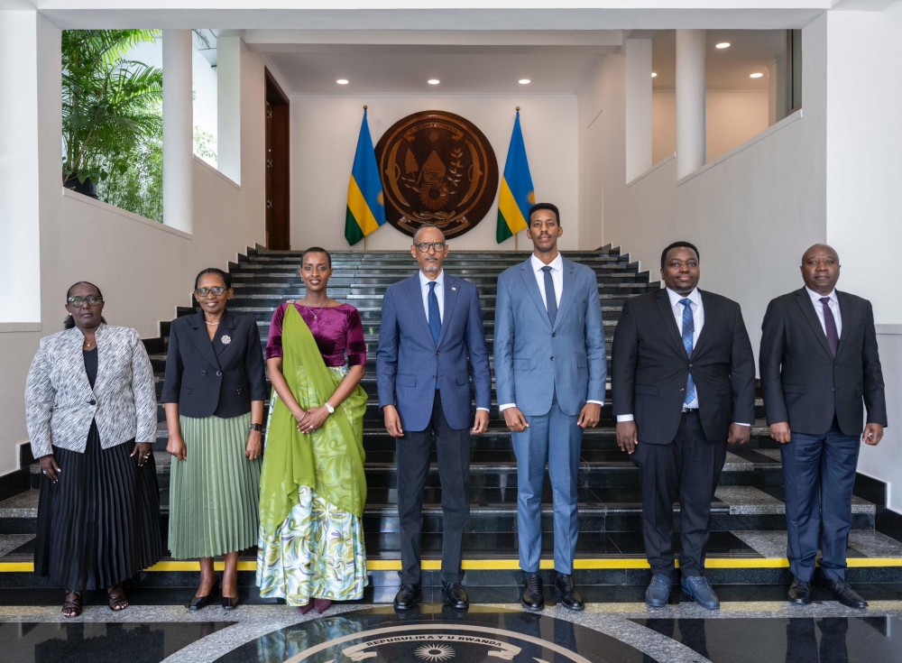 President Paul Kagame and top Goverment officials pose for a photo with the newly appointed officials at the swearing in ceremony on Monday, December 23. Photo by Village Urugwiro