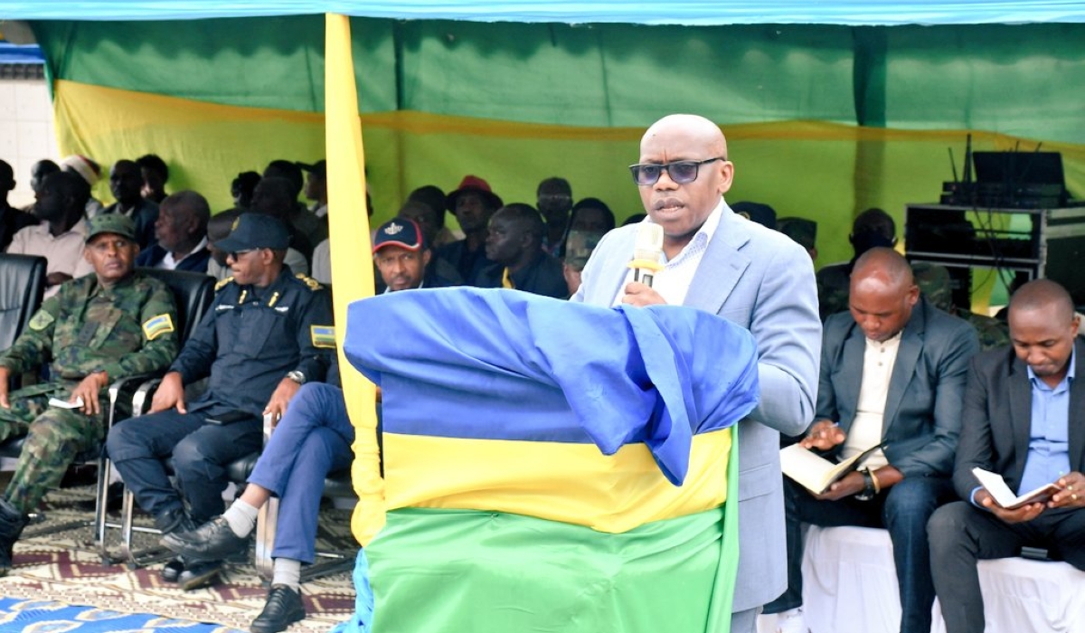 Governor of Western Province, Jean Bosco Ntibitura speaks to residents of Busasamana Sector, Rubavu District on Friday about security issues in the region. Photos by Germain Nsanzimana 