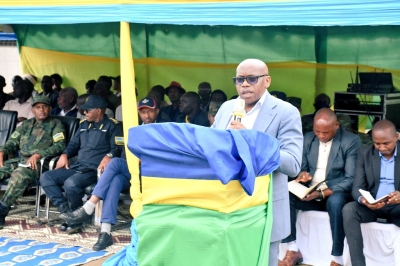 Governor of Western Province, Jean Bosco Ntibitura speaks to residents of Busasamana Sector, Rubavu District on Friday about security issues in the region. Photos by Germain Nsanzimana 