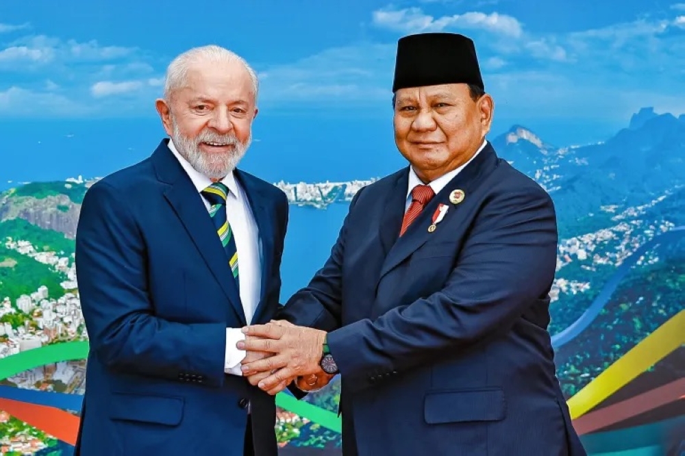 Brazil&#039;s President Luiz Inacio Lula da Silva (L) poses for a picture with Indonesia&#039;s President Prabowo Subianto before the launch of the Global Alliance against Hunger and Poverty and the first session of the G20 Leaders&#039; Meeting in Rio de Janeiro, Brazil [File: Ricardo Stuckert/Brazilian Presidency / AFP]