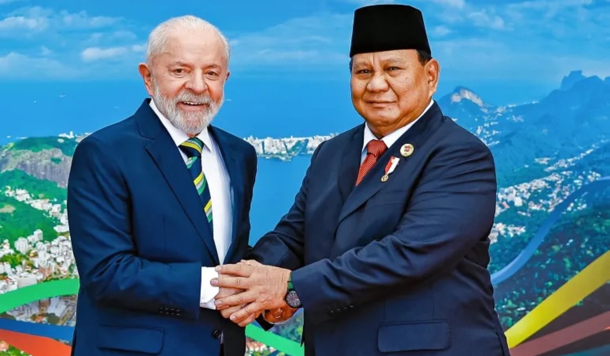 Brazil&#039;s President Luiz Inacio Lula da Silva (L) poses for a picture with Indonesia&#039;s President Prabowo Subianto before the launch of the Global Alliance against Hunger and Poverty and the first session of the G20 Leaders&#039; Meeting in Rio de Janeiro, Brazil [File: Ricardo Stuckert/Brazilian Presidency / AFP]