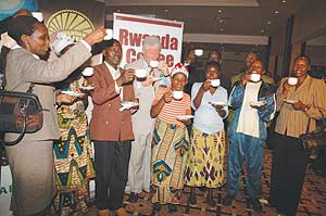 Bill Clinton(C) samples coffee with farmers and State Minister of Agriculture Agnes Kalibata (left).(Photo/ G. Barya)