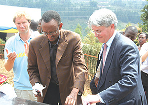 President Kagame officially opens Kinyinya Community Centre with British MPs Andrew Mitchell (R) and Tobias Elwood (Photo/K.Llewellyn)