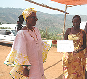 Veneranda Mukamurigo (R) receives a cheque of Frw 4 million  from Hawa Nishimwe from the diaspora yesterday. (Photo/ G.Barya)