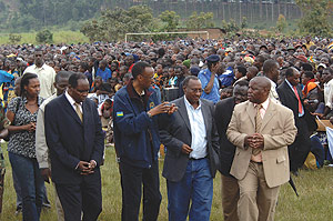 President Kagame with the Minister of Local Government (CR), the Mayor of Burera (R) and the Governor of Northern Province (L) following a meeting with residents of Burera district (Photo/PPU)