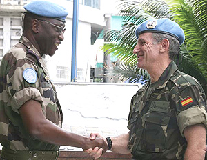 Former MONUC force commander, Gen Babacar Gaye (L), welcoming his successor, Gen Vincente Diaz de Hellega. (photo MONUC Myriam Asmani).