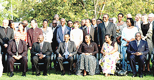 Diplomatic corps, representatives of international institutions and their spouses pose for a group photo with President Kagame at Urugwiro Village on Friday. (PPU Photo).