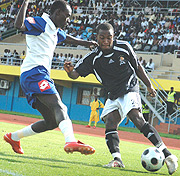 CHECK-MATE: Rayon Sportu2019s Abdul Uwimana tries to block APRu2019s  Fuadi Ndayisenga attempt in yesterdayu2019s league game played at Amahoro stadium. Rayon won 1-0. (Photo/ G. Barya)