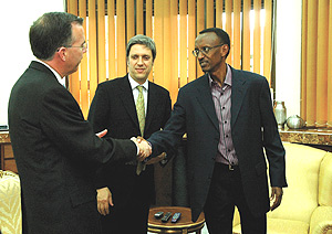 President Kagame meeting with Julian Lob Levyt, the CEO of GAVI, and Jim Connolly of  Wyeth.  (PPU Photo).