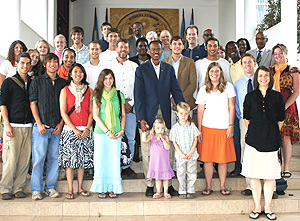 Students and staff of Pepperdine University pose for a picture with President Kagame at Urugwiro village. (PPU photo).