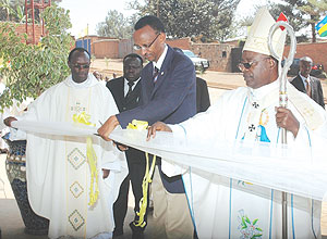 President Paul Kagame (C) flanked by the Archbishop of Kigali, Thadeo Ntihinyurwa (R), and the Parish priest,  Innocent Konsolateri, inaugurate  Remera Parish yesterday. (Photo/ J. Mbanda)