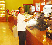 A waitresses using a modern machine that keeps count of the customersu2019 orders.