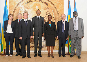 President Kagame and Kouchner pose for a photo with some members of the delegations.(Photo / Village Urugwiro)