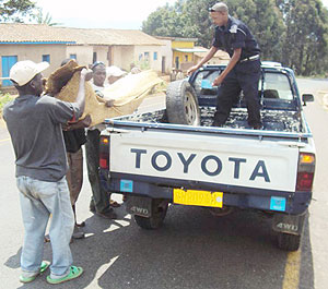 Residents help to load the body of the deceased on a police pickup. (Photo: S. Nkurunziza)