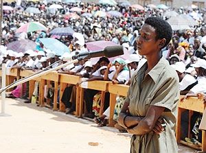 Woman in Ruhango presents her issue to President Kagame.