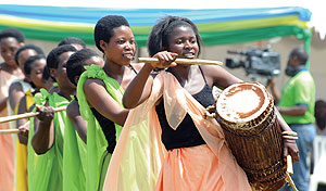 Women DruWomen drummers from the National University entertained the crowd .