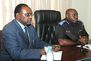 BNR Governor Francois Kanimba and Commissioner General of Police Emmanuel Gasana announcing the crackdown on loan sharks last year. (File Photo)