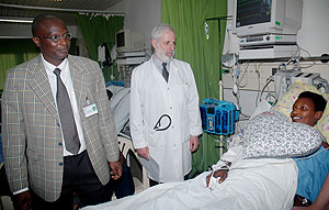 Doctors Alex Butera and Harold Goldberg talk to a Heart patient at King Fisal Hospital yesterday. (Photo J Mbanda)