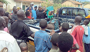 SURVIVES LYNCHING: The suspect thief behind a police pick-up truck. (Photo/ S. Nkurunziza)