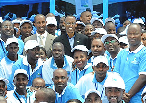 President Kagame poses for a group photo with Inyange staff (Photo/ Urugwiro Village)