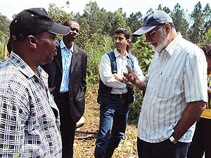 Governor Celestin Kabahizi talking to Shaw about the issue of resettling over 300 residents from Gishwati forest to Kanembwe forest. (Photo/ R. Mugabe)