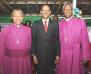 President Paul Kagame with the Archbishop of the Anglican Church of Rwanda, Rt Rev Emmanuel Kolini (L) and Bishop elect of Shyira diocese, Rev. Dr Laurent Mbanda (R)  at the consecration ceremony yesterday in Musanze district. (Photo/Urugwiro Village)