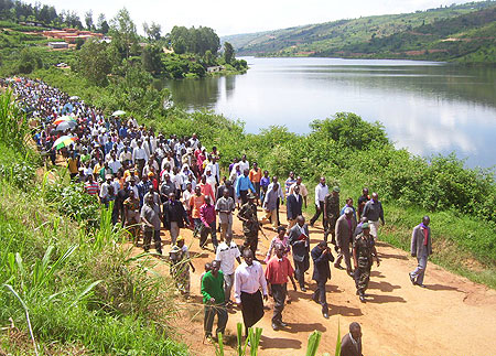 Residents staged a 4km match along lake Muhazi in rememberance of Tutsi who perished in the lake during the genocide. (Photo: A. Gahene)