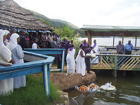 Gicumbi residents gather at Rwesero beach on Wednesday to pay their respect to Tutsi who perished in Lake Muhazi during the Genocide.(Photo / A.Gahene) 