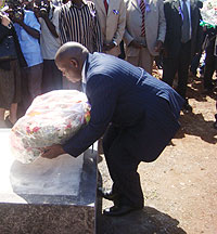 Ugandan State Minister for Regional Cooperation Isaac Musumba places a wreat to the mass grave at Kasensero at the event. (Photo /E Kabeera)