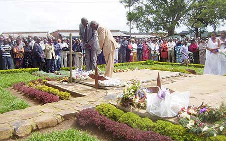 Gicumbi Mayor Bonane Nyangezi and Deo Kabagamba pay respect to genocide victims laid to rest in Nyarurarama cell. (Photo: A. Gahene)