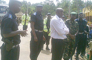 Nyamasheke Mayor, Jean Baptiste Habyarimana in the company of various security officials while addressing residents. (Photo: L. Nakayima)